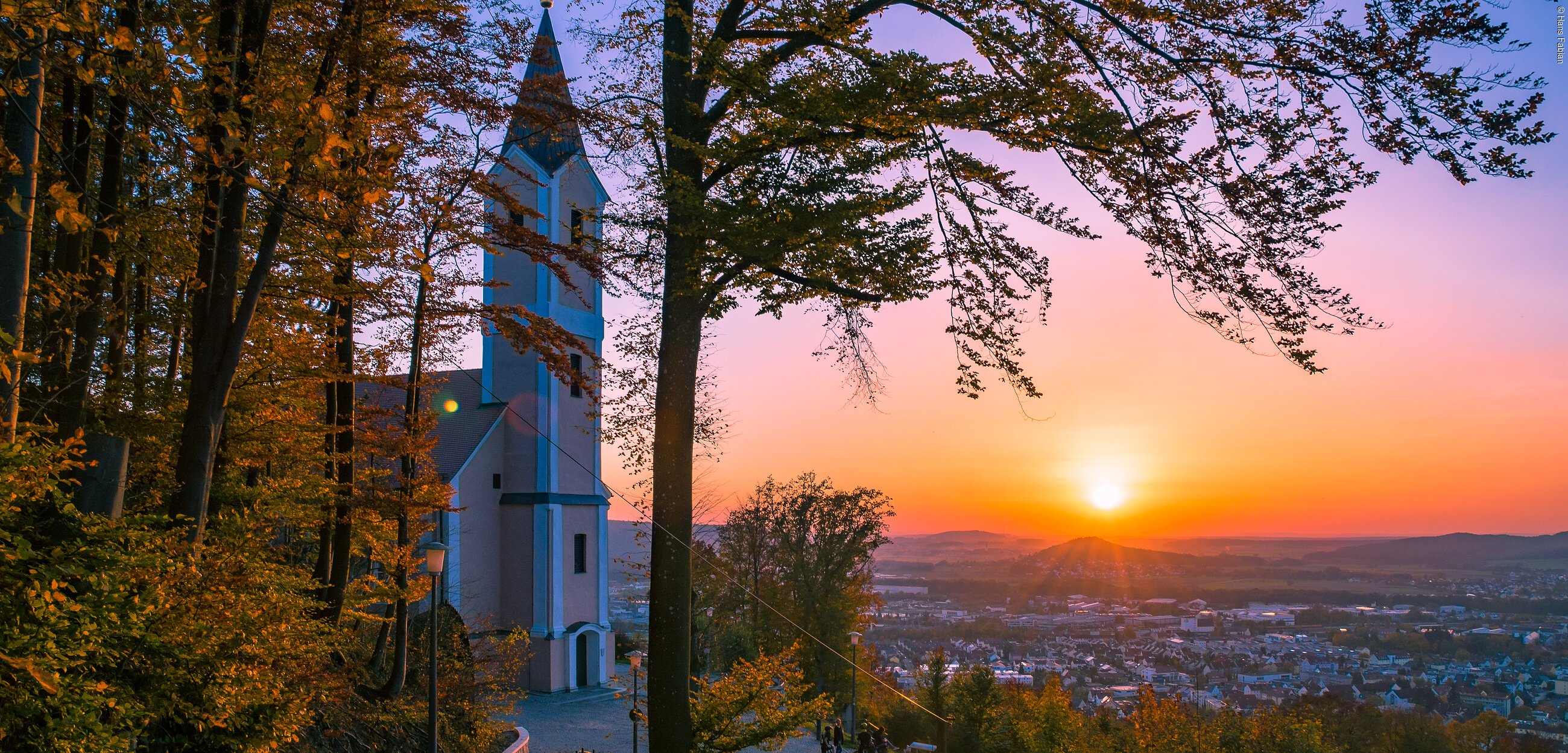Herbstlicher Sonnenuntergang mit Blick auf die Wallfahrtskirche Mariahilf